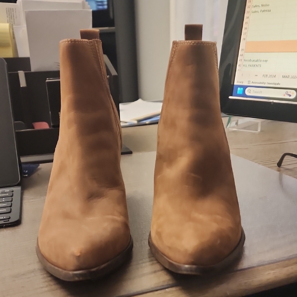 Tan Ankle Boots with Suede Material and Medium Heel